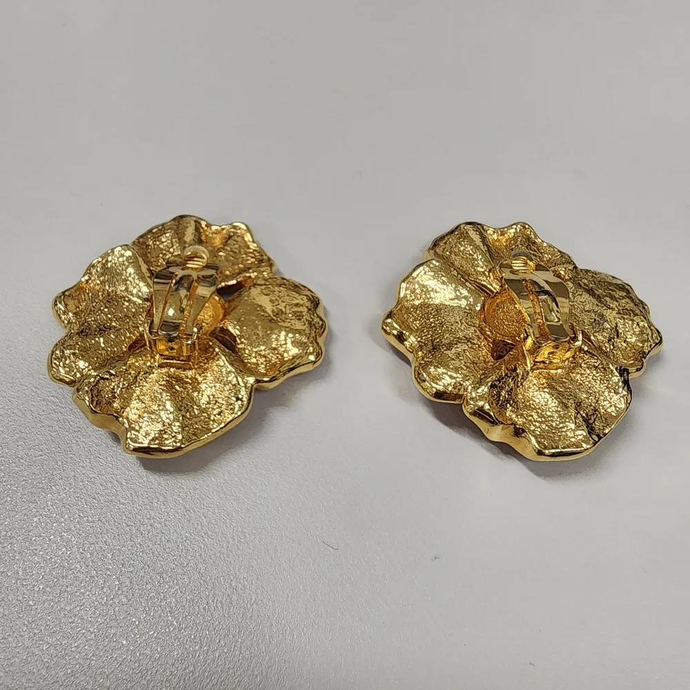 Vintage Avon Dogwood Flower Clip-On Earrings Pink Enamel Gold Tone Floral
